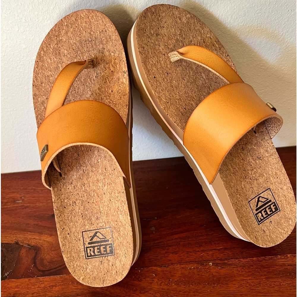 REEF sandals.  Color of pictures varies due to lighting and time of day.